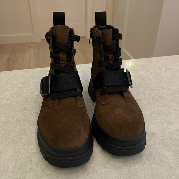 UGG Ashton Lace-up Waterproof Suede Boot In Size 6.5 - Picture 7 of 14